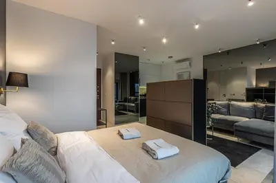 Łóżko lub łóżka w pokoju w obiekcie P&O Apartments Mennica Residence IX