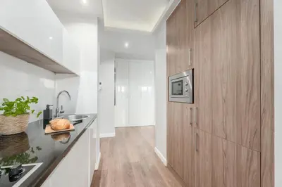 Kuchnia lub aneks kuchenny w obiekcie Warsaw City Premium Apartments