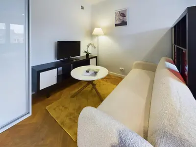 Telewizja i/lub zestaw kina domowego w obiekcie Modern Studio for Remote Work in the Centre of Warsaw by Noclegi Renters