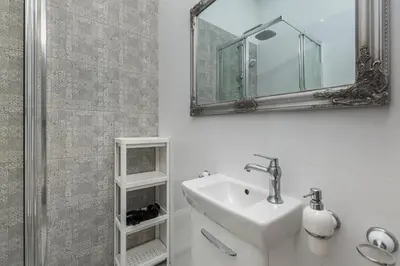 Łazienka w obiekcie aleja Wyzwolenia 14A by Homeprime