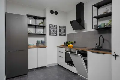 Kuchnia lub aneks kuchenny w obiekcie Bright Apartment with Terrace & Parking near Metro Kondratowicza by Noclegi Renters