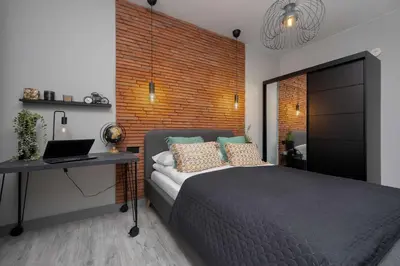 Łóżko lub łóżka w pokoju w obiekcie Bright Apartment with Terrace & Parking near Metro Kondratowicza by Noclegi Renters