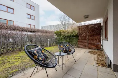 Część wypoczynkowa w obiekcie Bright Apartment with Terrace & Parking near Metro Kondratowicza by Noclegi Renters