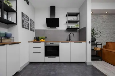 Kuchnia lub aneks kuchenny w obiekcie Bright Apartment with Terrace & Parking near Metro Kondratowicza by Noclegi Renters
