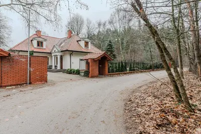 Budynek, w którym mieści się willa