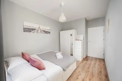 Łóżko lub łóżka w pokoju w obiekcie Warszawa-Włochy Serene Apartment by BookingHost