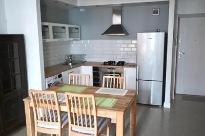 Kuchnia lub aneks kuchenny w obiekcie Apartments pry metro Świętokrzyska