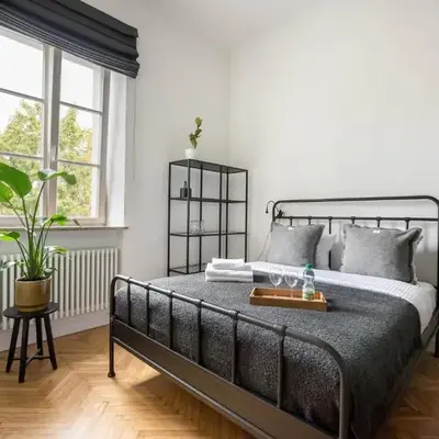 Saxon Garden Prestige Studio by BookingHost