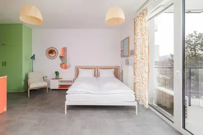 Łóżko lub łóżka w pokoju w obiekcie 200m from ALK Studio by BookingHost
