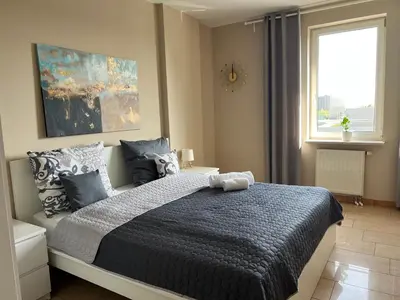 Łóżko lub łóżka w pokoju w obiekcie Apartament z widokiem na centrum i darmowym parkingiem