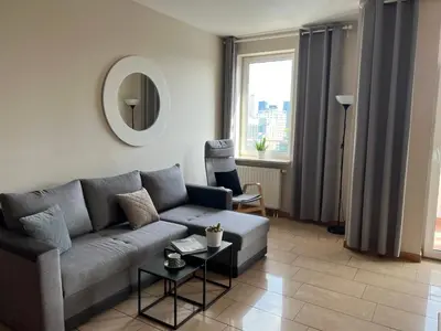 Część wypoczynkowa w obiekcie Apartament z widokiem na centrum i darmowym parkingiem