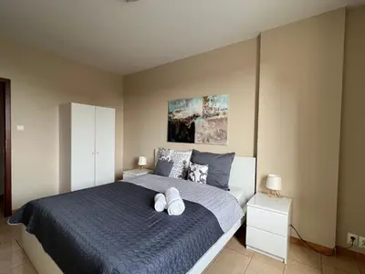Łóżko lub łóżka w pokoju w obiekcie Apartament z widokiem na centrum i darmowym parkingiem