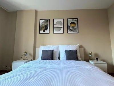Łóżko lub łóżka w pokoju w obiekcie Uroczy Apartament z widokiem na centrum i darmowym parkinigiem