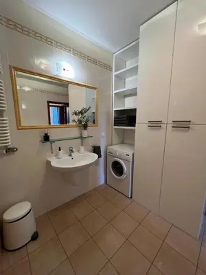 Łazienka w obiekcie Uroczy Apartament z widokiem na centrum i darmowym parkinigiem