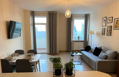 Telewizja i/lub zestaw kina domowego w obiekcie Uroczy Apartament z widokiem na centrum i darmowym parkinigiem