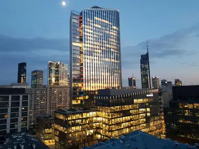 Widok na miasto Warszawa z tego apartamentu