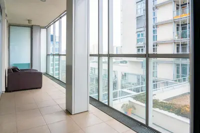 Balkon lub taras w obiekcie Apartament przy Arkadia 2 Sypialnie Balkon Widok 8 Pietro Metro Gdanska Garaz