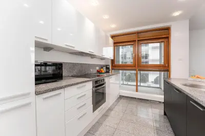 Kuchnia lub aneks kuchenny w obiekcie Apartament przy Arkadia 2 Sypialnie Balkon Widok 8 Pietro Metro Gdanska Garaz