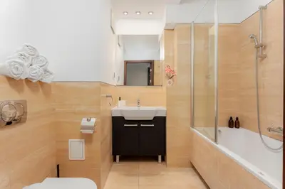 Łazienka w obiekcie Apartament przy Arkadia 2 Sypialnie Balkon Widok 8 Pietro Metro Gdanska Garaz