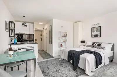 Łóżko lub łóżka w pokoju w obiekcie Plac Grzybowski Studio near Metro Świętokrzyska by Noclegi Renters