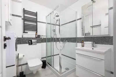 Łazienka w obiekcie Plac Grzybowski Studio near Metro Świętokrzyska by Noclegi Renters