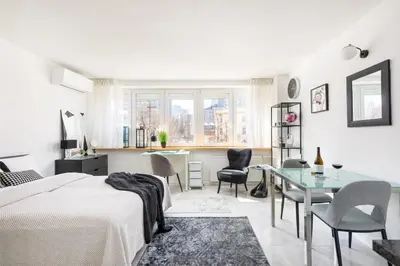 Łóżko lub łóżka w pokoju w obiekcie Plac Grzybowski Studio near Metro Świętokrzyska by Noclegi Renters