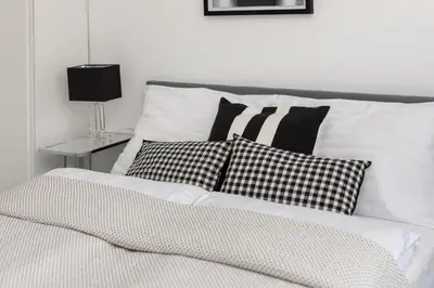 Łóżko lub łóżka w pokoju w obiekcie Plac Grzybowski Studio near Metro Świętokrzyska by Noclegi Renters
