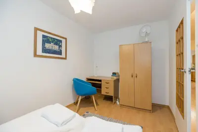 Łóżko lub łóżka w pokoju w obiekcie ShortStayPoland Piekałkiewicza B112