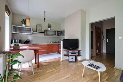 Telewizja i/lub zestaw kina domowego w obiekcie Urban Nest - WAW Chopin Airport Wyględowska 10