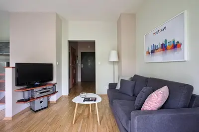 Telewizja i/lub zestaw kina domowego w obiekcie Urban Nest - WAW Chopin Airport Wyględowska 10