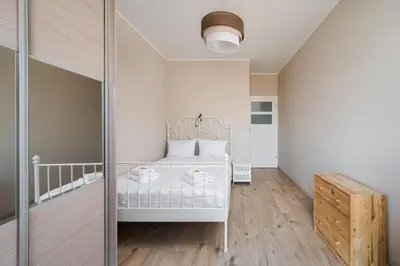 Łóżko lub łóżka w pokoju w obiekcie Bemowo Lazurowa Comfort Apartment by BookingHost