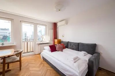 Łóżko lub łóżka w pokoju w obiekcie Złota Standard Studio by BookingHost