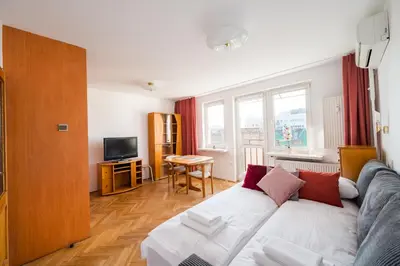 Łóżko lub łóżka w pokoju w obiekcie Złota Standard Studio by BookingHost