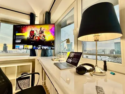Telewizja i/lub zestaw kina domowego w obiekcie Sawa 7 WiFi8Gbs 85'TV 4K Netflix