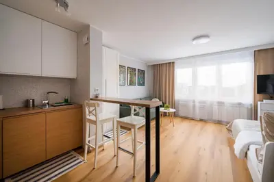 Telewizja i/lub zestaw kina domowego w obiekcie Wola Smocza Pleasant Studio by BookingHost