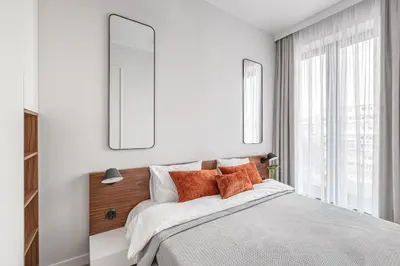 Łóżko lub łóżka w pokoju w obiekcie CHRONOS APARTAMENTY Studio z Klimatyzacją na Warszawskiej Woli od Renters Prestige