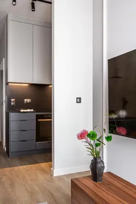 Kuchnia lub aneks kuchenny w obiekcie CHRONOS APARTAMENTY Studio z Klimatyzacją na Warszawskiej Woli od Renters Prestige