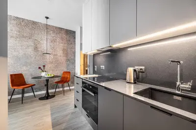 Kuchnia lub aneks kuchenny w obiekcie CHRONOS APARTAMENTY Studio z Klimatyzacją na Warszawskiej Woli od Renters Prestige