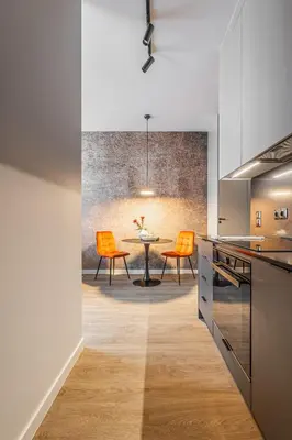 Kuchnia lub aneks kuchenny w obiekcie CHRONOS APARTAMENTY Studio z Klimatyzacją na Warszawskiej Woli od Renters Prestige