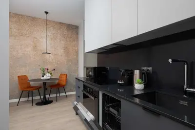 Kuchnia lub aneks kuchenny w obiekcie CHRONOS APARTAMENTY Studio z Klimatyzacją na Warszawskiej Woli od Renters Prestige