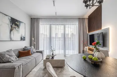 Telewizja i/lub zestaw kina domowego w obiekcie CHRONOS APARTAMENTY with Parking and Air Conditioning in Warsaw Wola by Renters Prestige