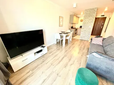 Telewizja i/lub zestaw kina domowego w obiekcie Panoramic Skyline Apartment 14th Floor National Stadium View