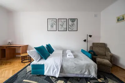 Łóżko lub łóżka w pokoju w obiekcie Ochota Serene Apartment by BookingHost