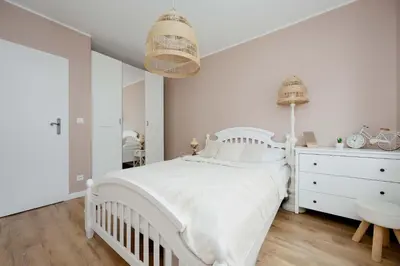 Łóżko lub łóżka w pokoju w obiekcie Apartment with Parking and Garden near the PGE Stadium in Warsaw by Noclegi Renters