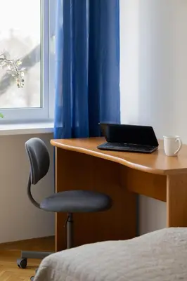 Telewizja i/lub zestaw kina domowego w obiekcie Jasny Apartament z Dwoma Sypialniami i Biurkiem by Noclegi Renters