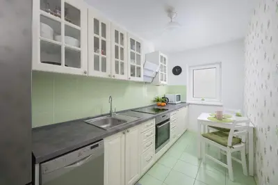 Kuchnia lub aneks kuchenny w obiekcie Jasny Apartament z Dwoma Sypialniami i Biurkiem by Noclegi Renters