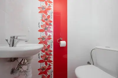 Łazienka w obiekcie Jasny Apartament z Dwoma Sypialniami i Biurkiem by Noclegi Renters