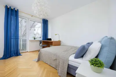 Część wypoczynkowa w obiekcie Jasny Apartament z Dwoma Sypialniami i Biurkiem by Noclegi Renters