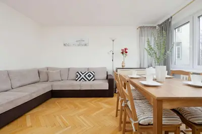 Część wypoczynkowa w obiekcie Jasny Apartament z Dwoma Sypialniami i Biurkiem by Noclegi Renters