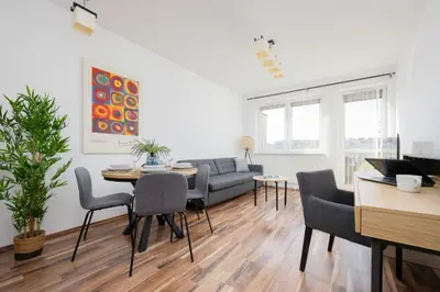 Część wypoczynkowa w obiekcie Spacious Apartment with Parking and Balcony by Noclegi Renters